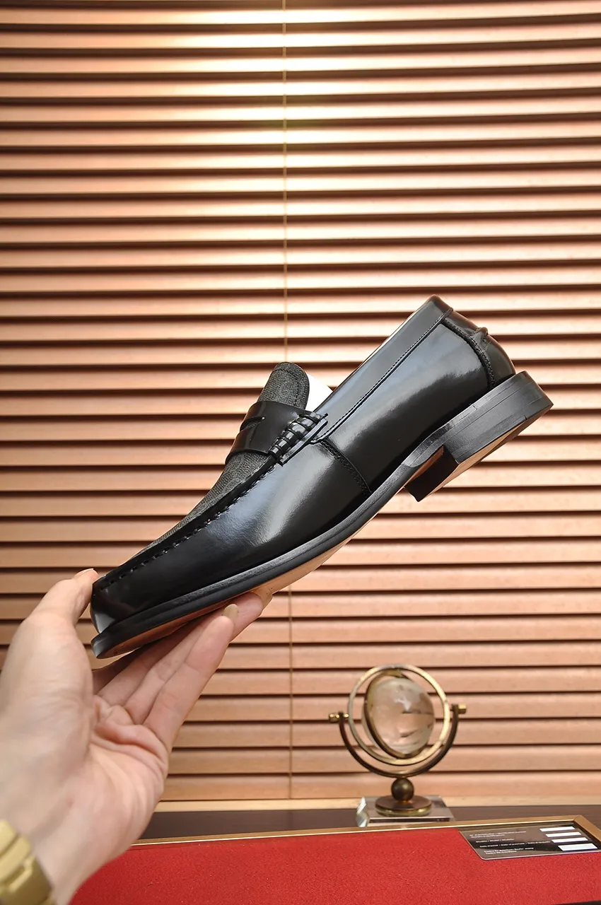 Men's shoes💰560💶Italy's top luxury men's shoe giant (GUCCI) (Gucci) (full cowhide lining) new arrival🍃Original European style🔰 Pleasant to the eye😍In order to make the shoes more durable and non-deformable🌀The production continues to follow traditional methods but there is still no lack of innovation💪Choose original sheepskin for the leather♻️ Smooth and natural And extra bright ⭐Made of imported cowhide, the first choice of rich people 38-45 (45 customized)
